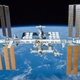 Ilustración para el artículo titulado Rusia podría retirarse de la Estación Espacial Internacional si EEUU no cancela sus sanciones en materia espacial